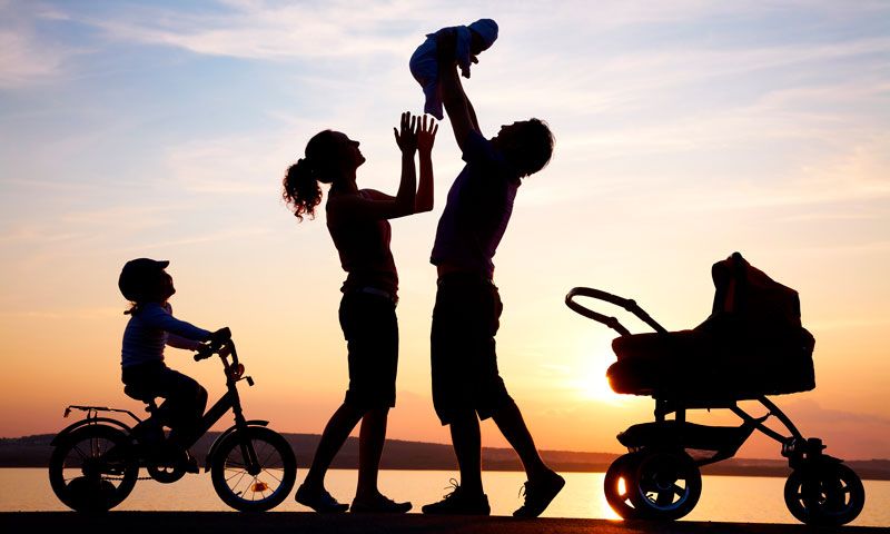Familia con una de las mejores sillas de paseo